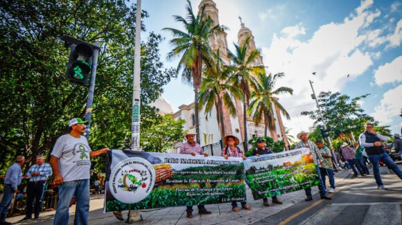 “Que cumplan con los compromisos que hicieron con nosotros”; exigen productores en marcha en Culiacán, Sinaloa