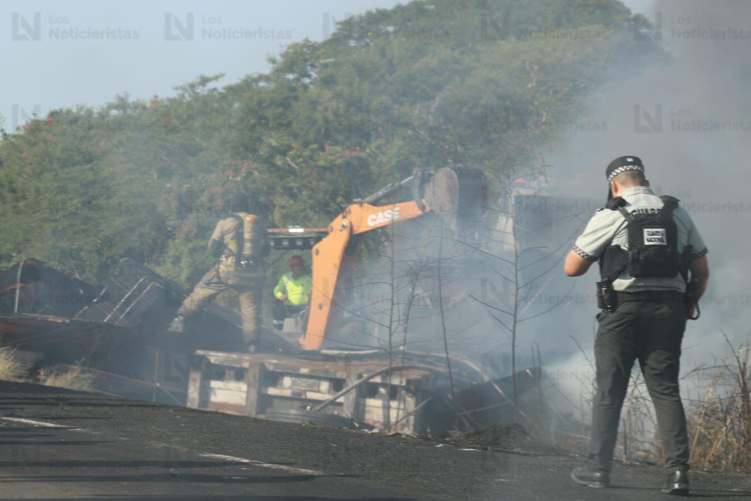 Accidente e incendio de patrulla de Guardia Nacional y tráiler en autopista Mazatlán-Culiacán