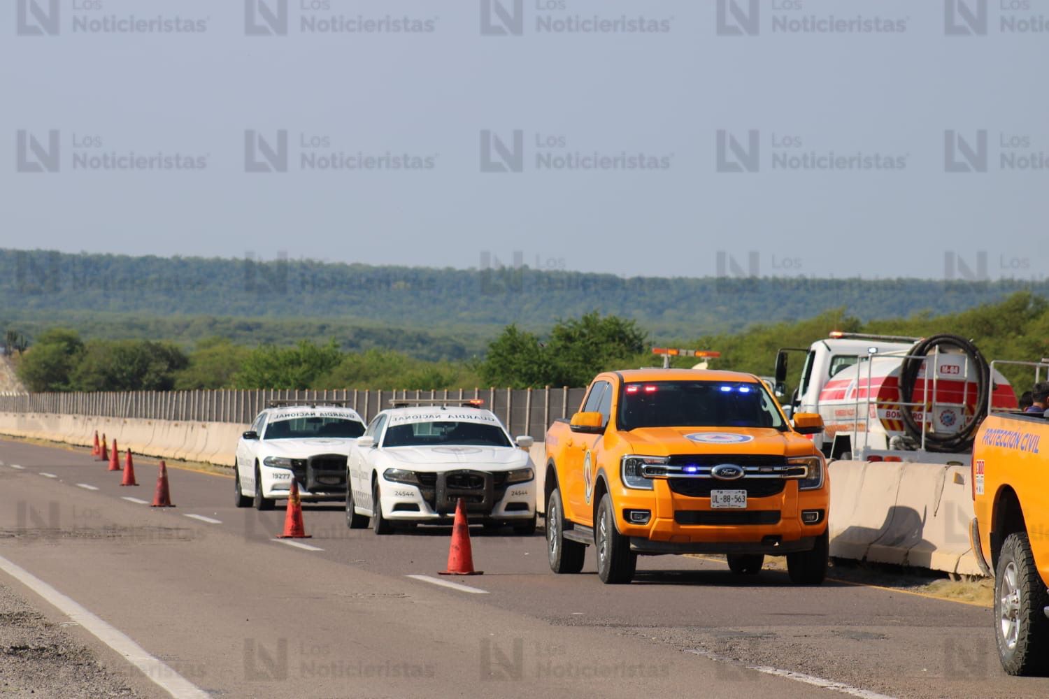Accidente e incendio de patrulla de Guardia Nacional y tráiler en autopista Mazatlán-Culiacán