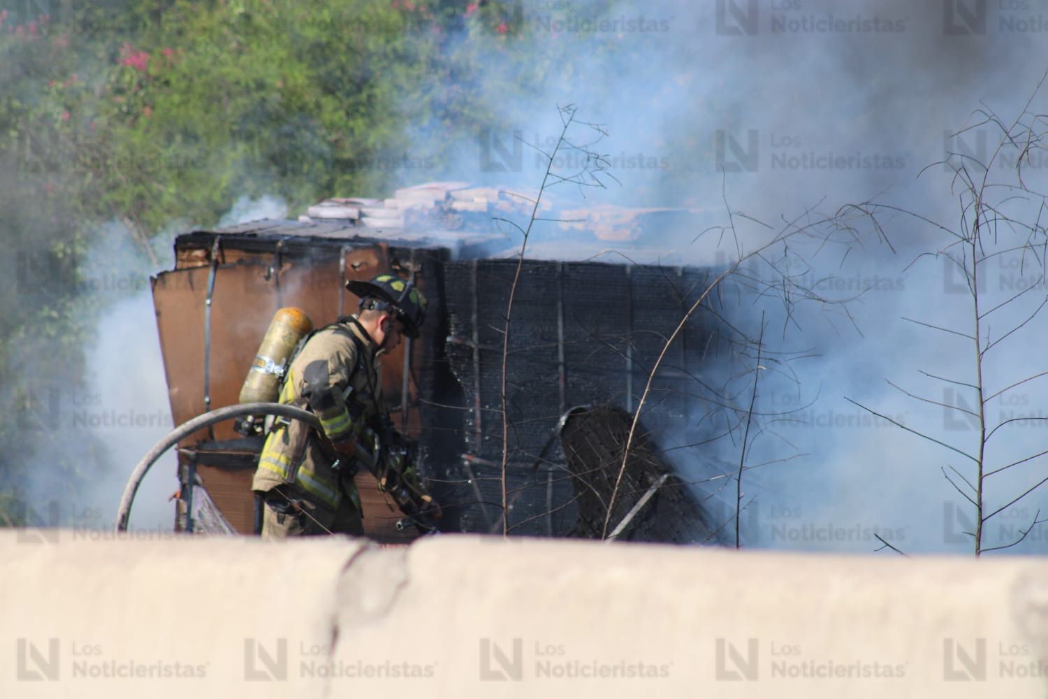 Accidente e incendio de patrulla de Guardia Nacional y tráiler en autopista Mazatlán-Culiacán