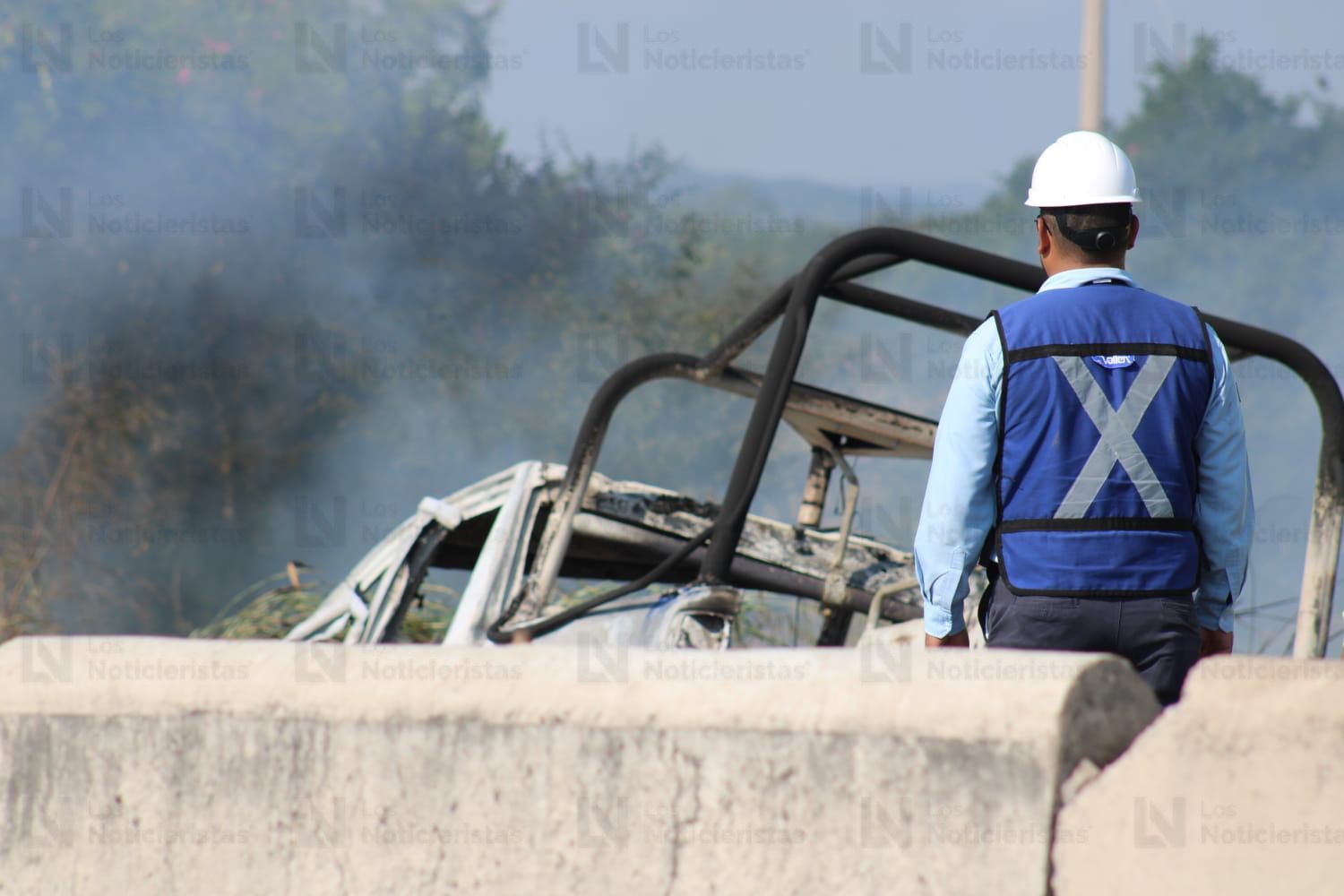 Accidente e incendio de patrulla de Guardia Nacional y tráiler en autopista Mazatlán-Culiacán