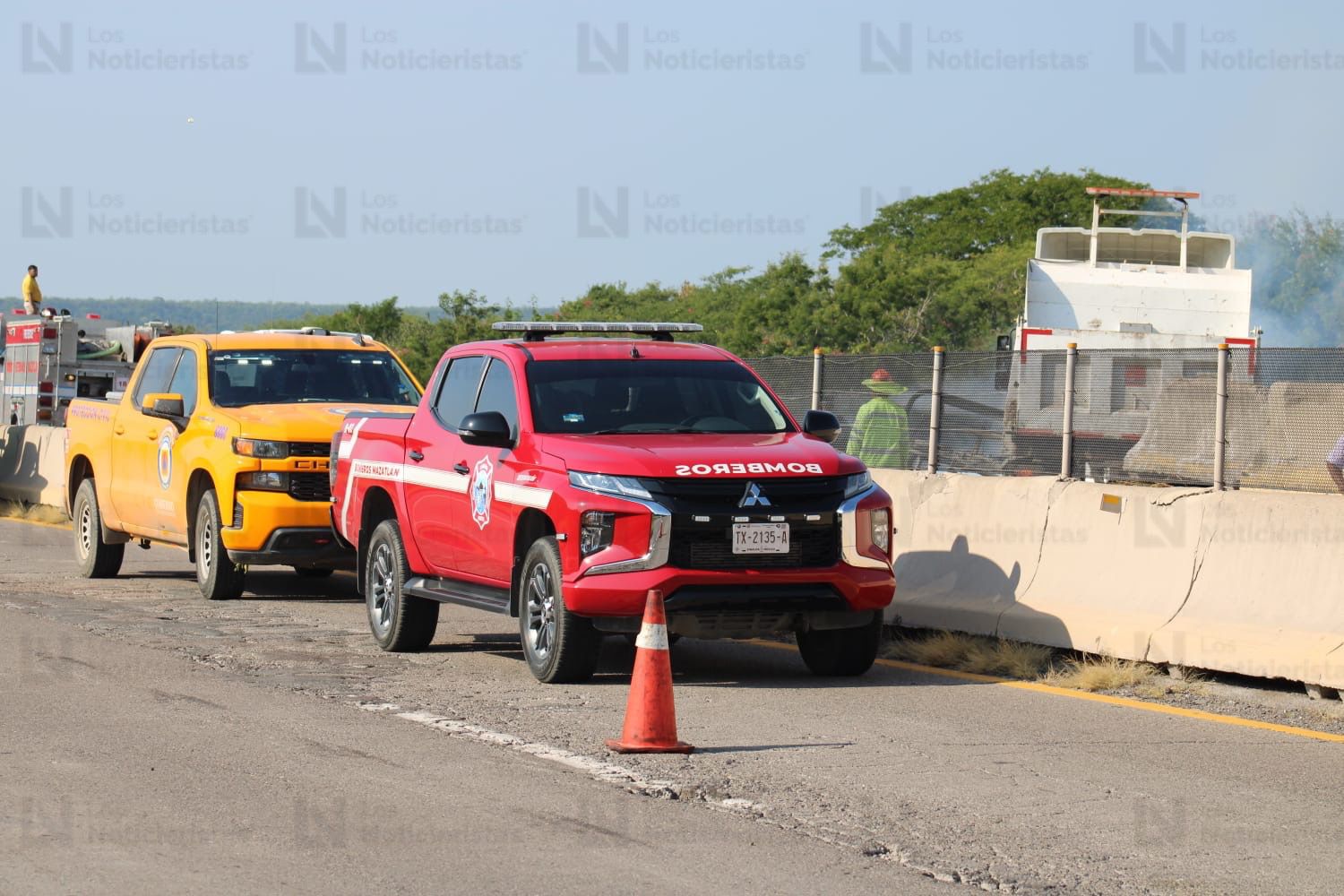 Accidente e incendio de patrulla de Guardia Nacional y tráiler en autopista Mazatlán-Culiacán