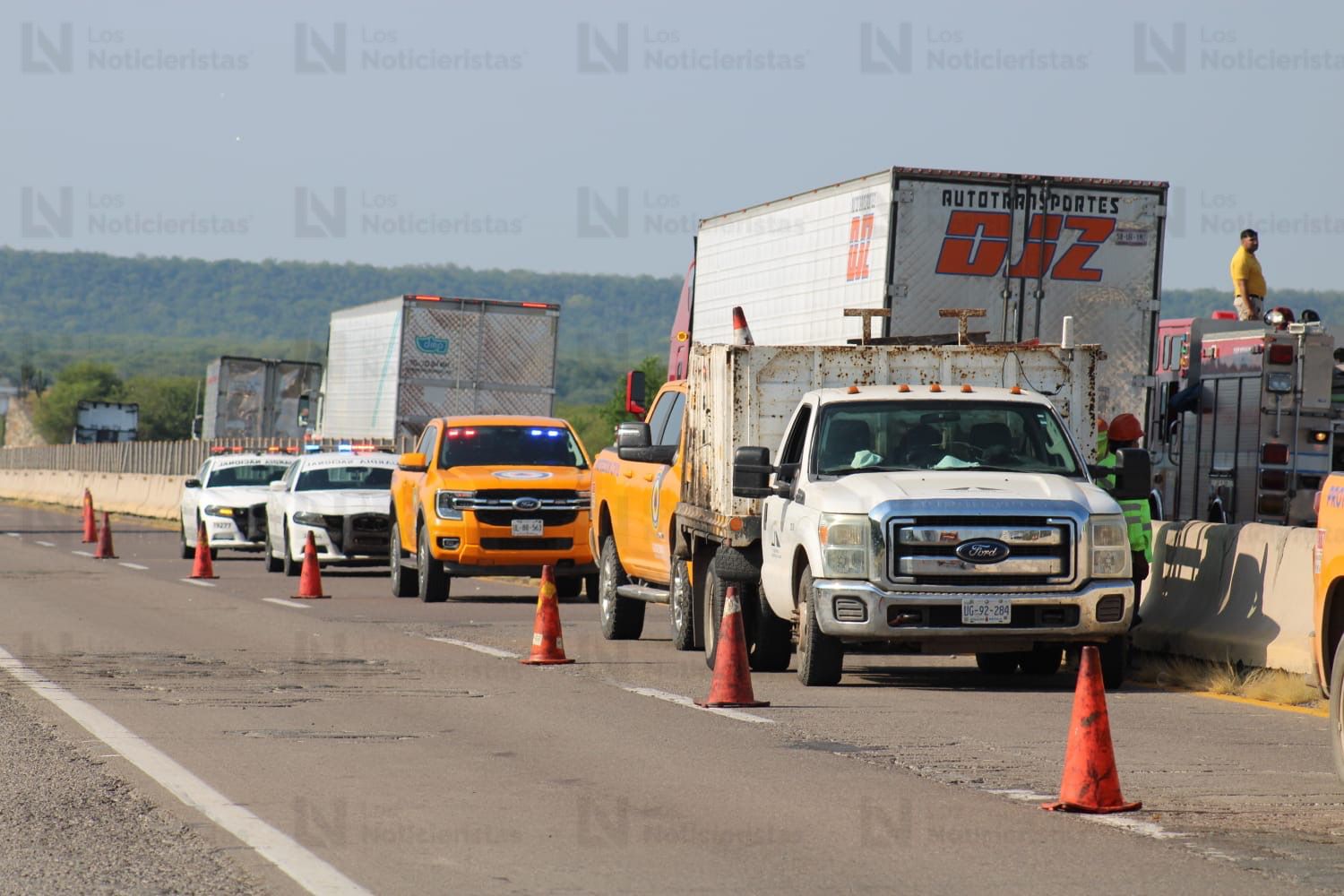 Accidente e incendio de patrulla de Guardia Nacional y tráiler en autopista Mazatlán-Culiacán