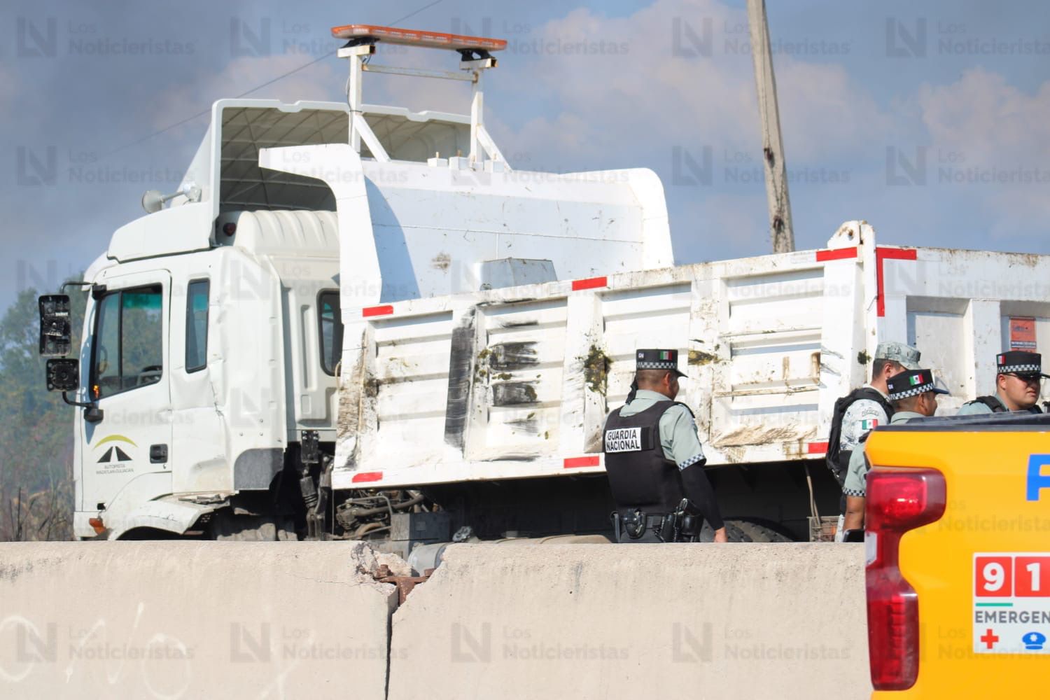 Accidente e incendio de patrulla de Guardia Nacional y tráiler en autopista Mazatlán-Culiacán