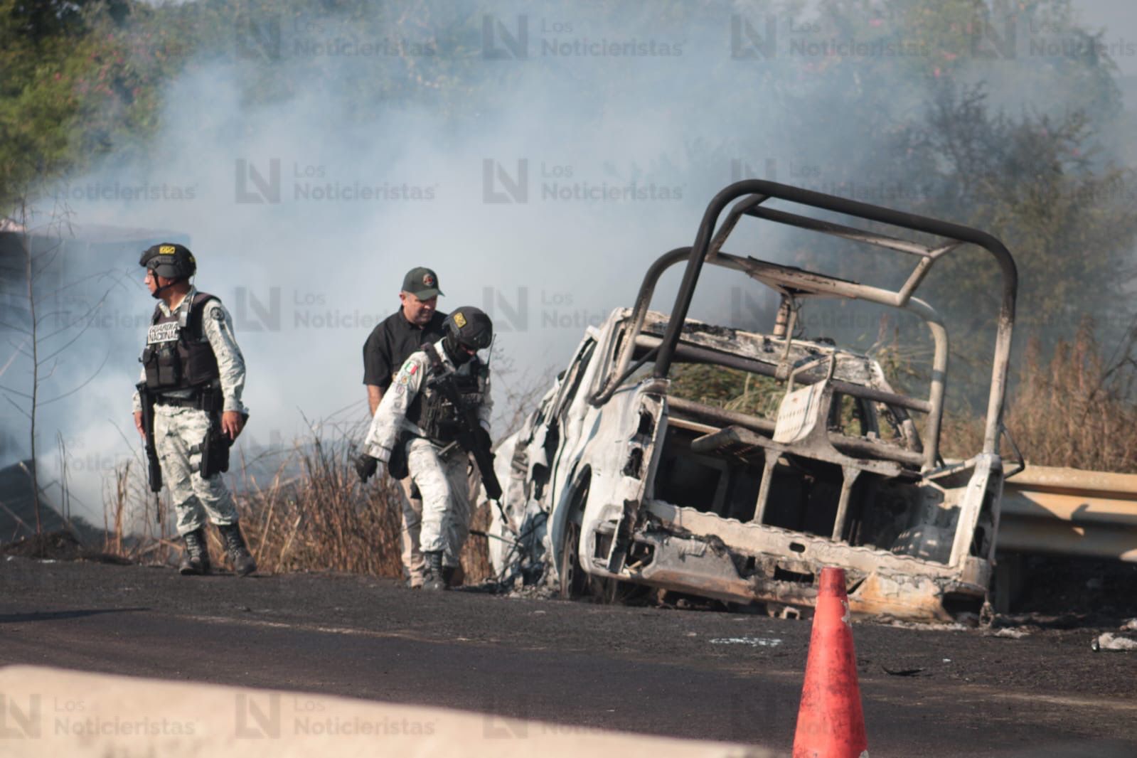 Accidente e incendio de patrulla de Guardia Nacional y tráiler en autopista Mazatlán-Culiacán