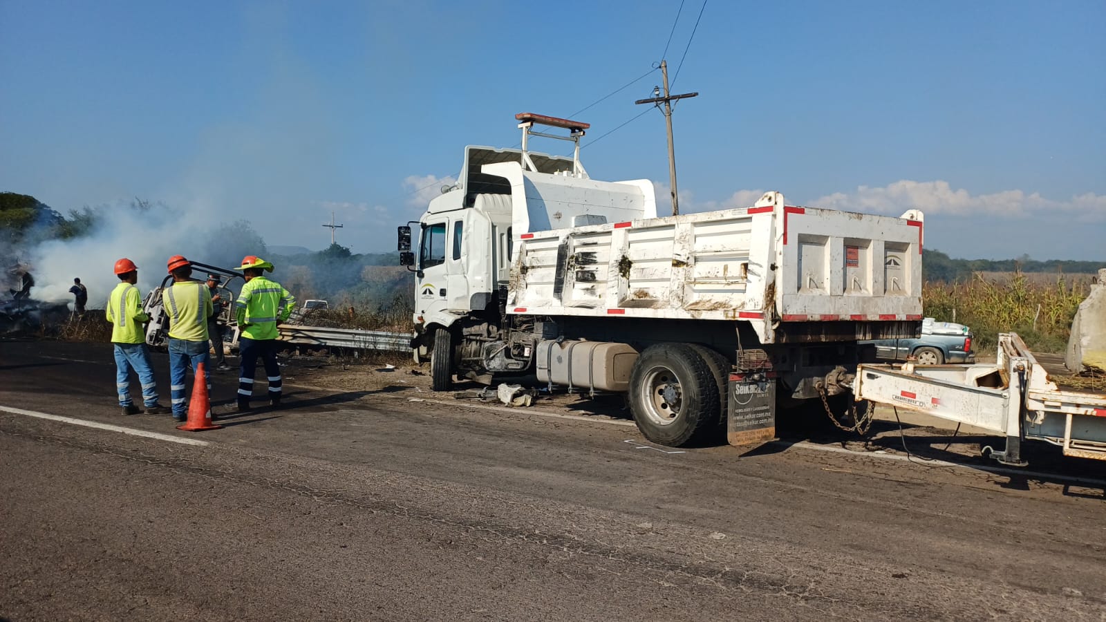 Accidente e incendio de patrulla de Guardia Nacional y tráiler en autopista Mazatlán-Culiacán