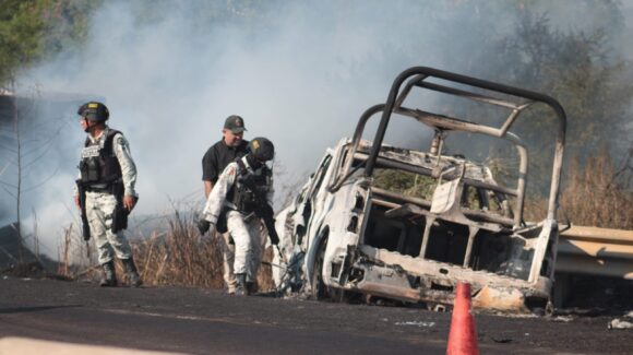 Elementos de la Guardia Nacional resultan heridos en accidente e incendio sobre la autopista Mazatlán-Culiacán