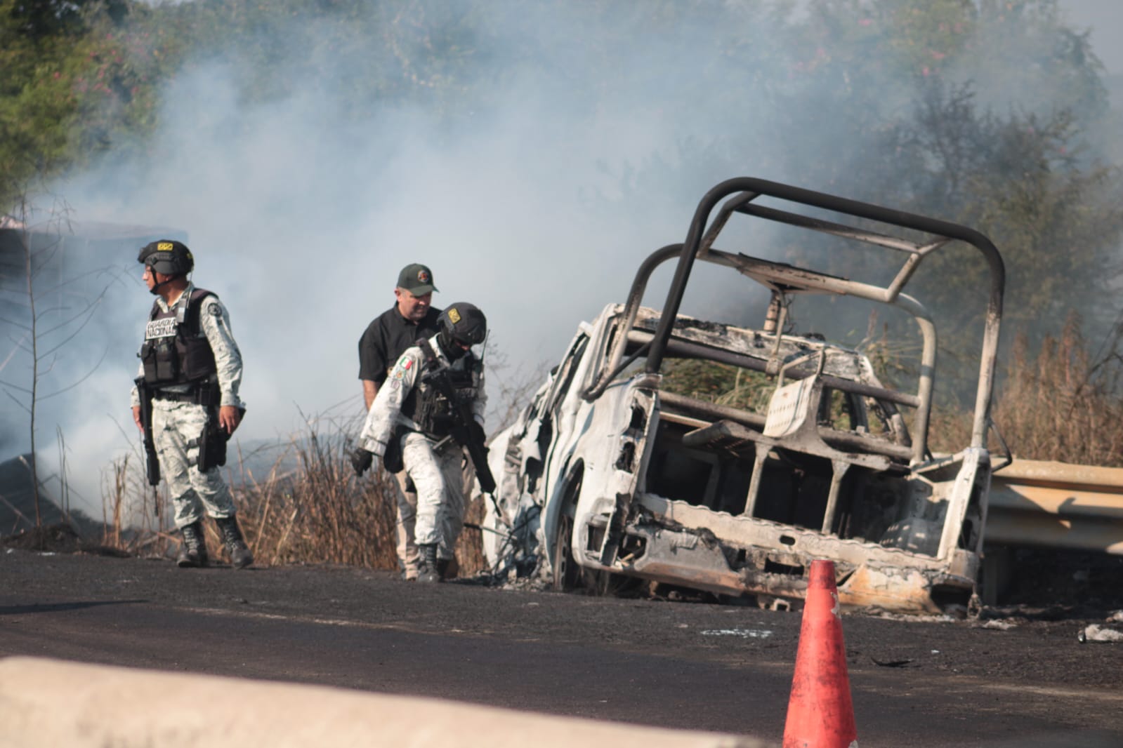 Accidente e incendio de patrulla de Guardia Nacional y tráiler en autopista Mazatlán-Culiacán