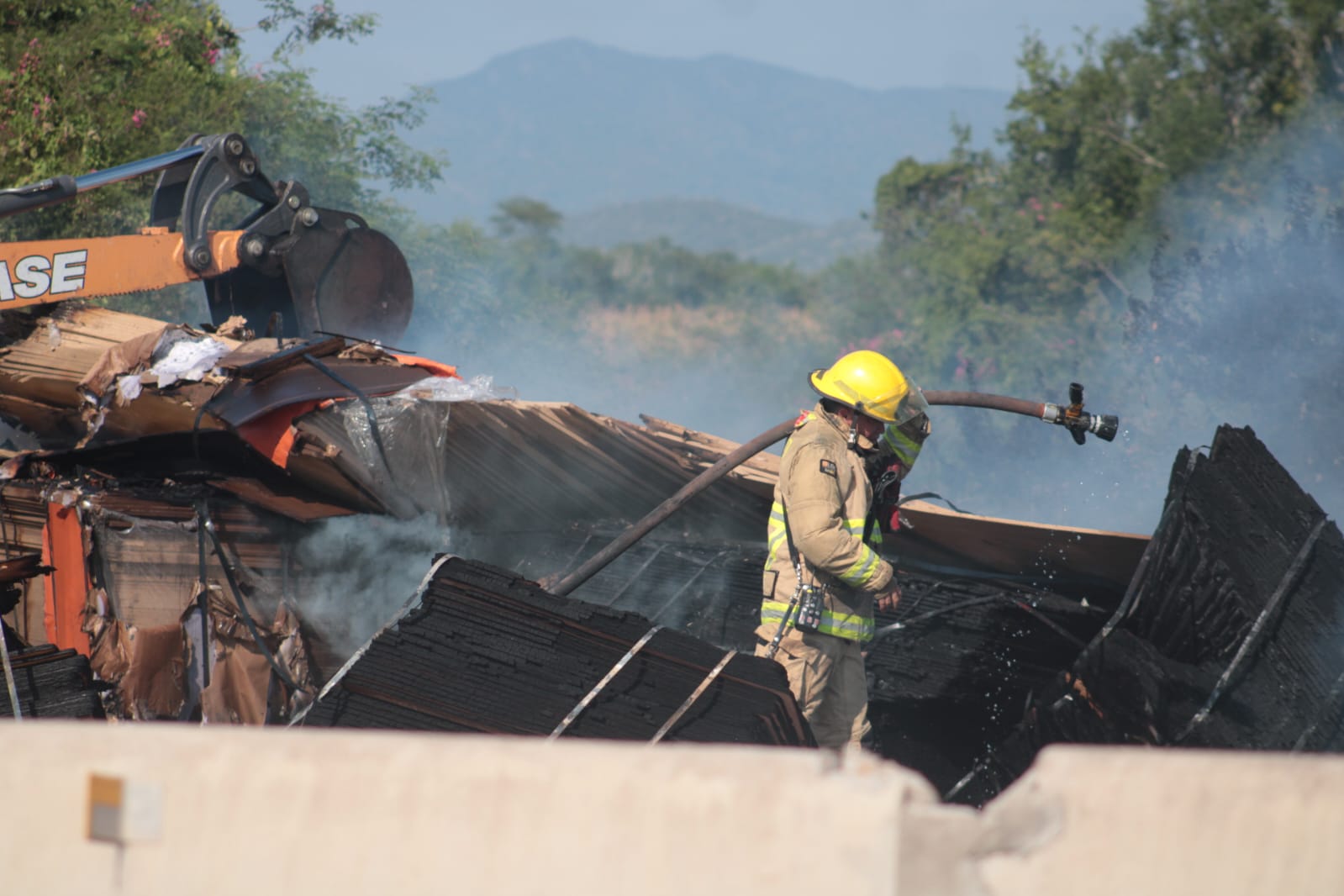 Accidente e incendio de patrulla de Guardia Nacional y tráiler en autopista Mazatlán-Culiacán