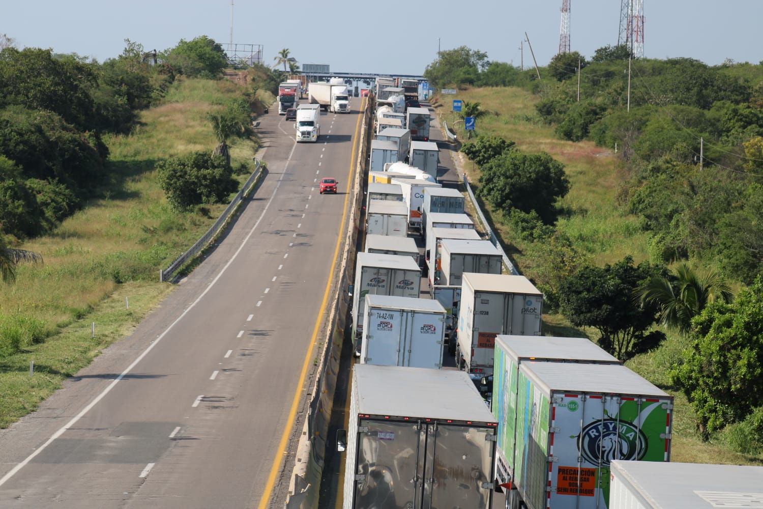 Accidente e incendio de patrulla de Guardia Nacional y tráiler en autopista Mazatlán-Culiacán