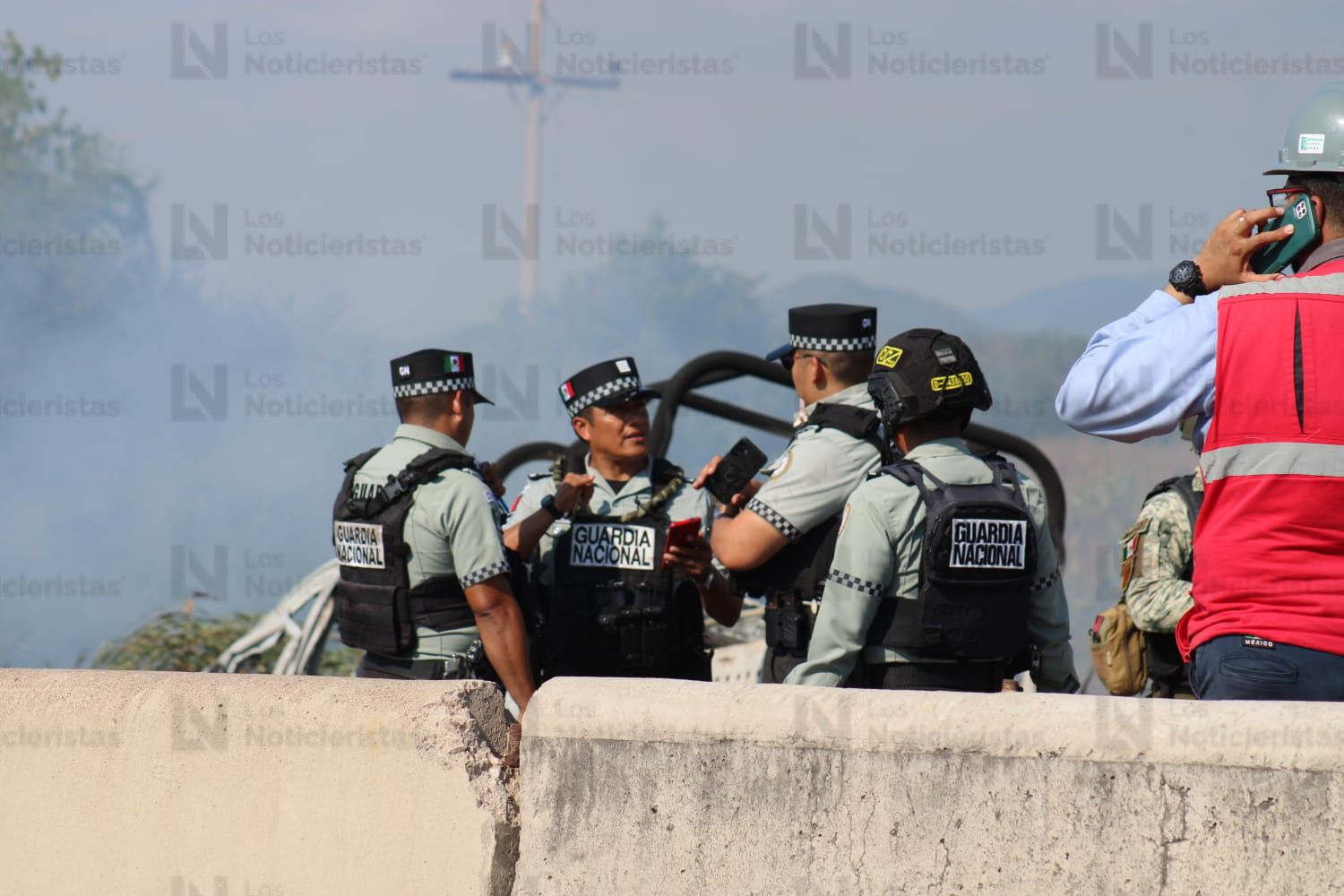 Accidente e incendio de patrulla de Guardia Nacional y tráiler en autopista Mazatlán-Culiacán
