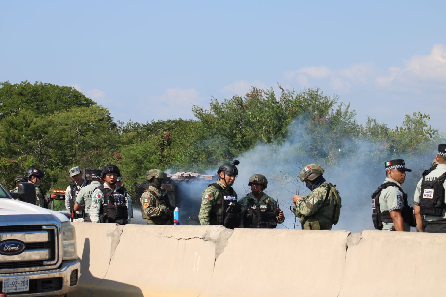 Accidente e incendio de patrulla de Guardia Nacional y tráiler en autopista Mazatlán-Culiacán