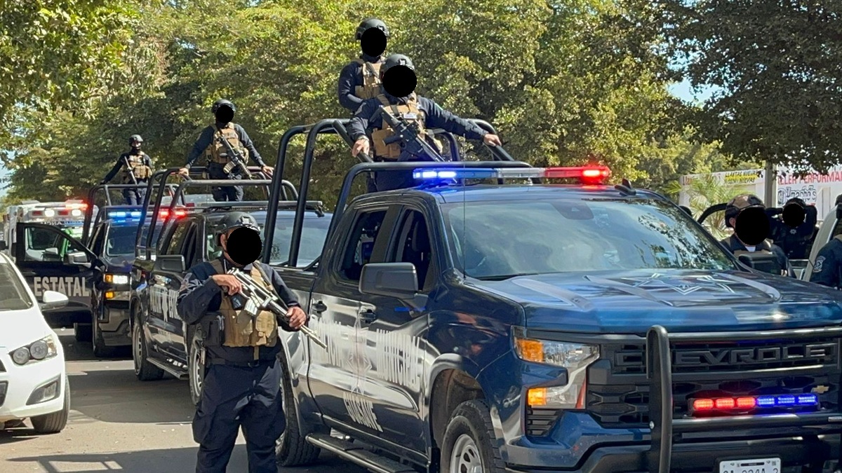 Policías llegan al reporte de robo a un comercio del Centro de Guasave