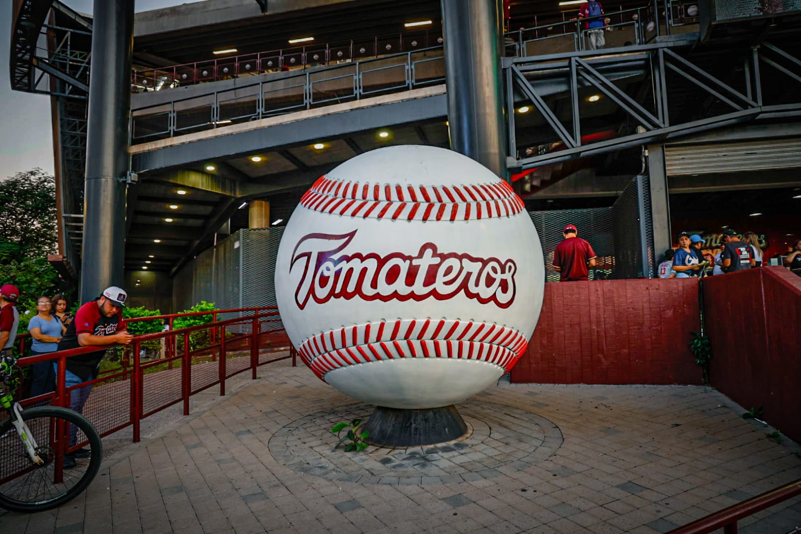 Pelota de beisbol en estadio de los Tomateros de Culiacán