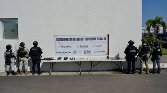 Una carabina, armas y más de 400 dosis de droga fueron decomisadas este martes 21 de octubre en el penal de Aguaruto, en Culiacán