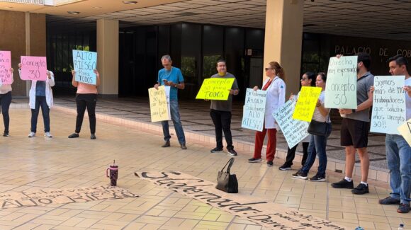 Con manifestación en Palacio de Gobierno, en Culiacán, Sinaloa, personal de Salud exige pago por concepto de riesgo