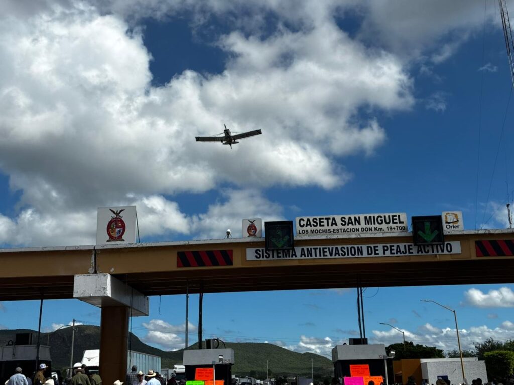 Pilotos toman caseta de San Miguel Zapotitlán