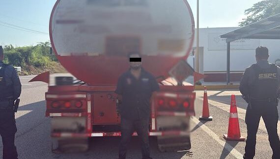 Aseguran 30 mil litros de combustible ilegal en caseta de Concordia, Sinaloa; hay un detenido