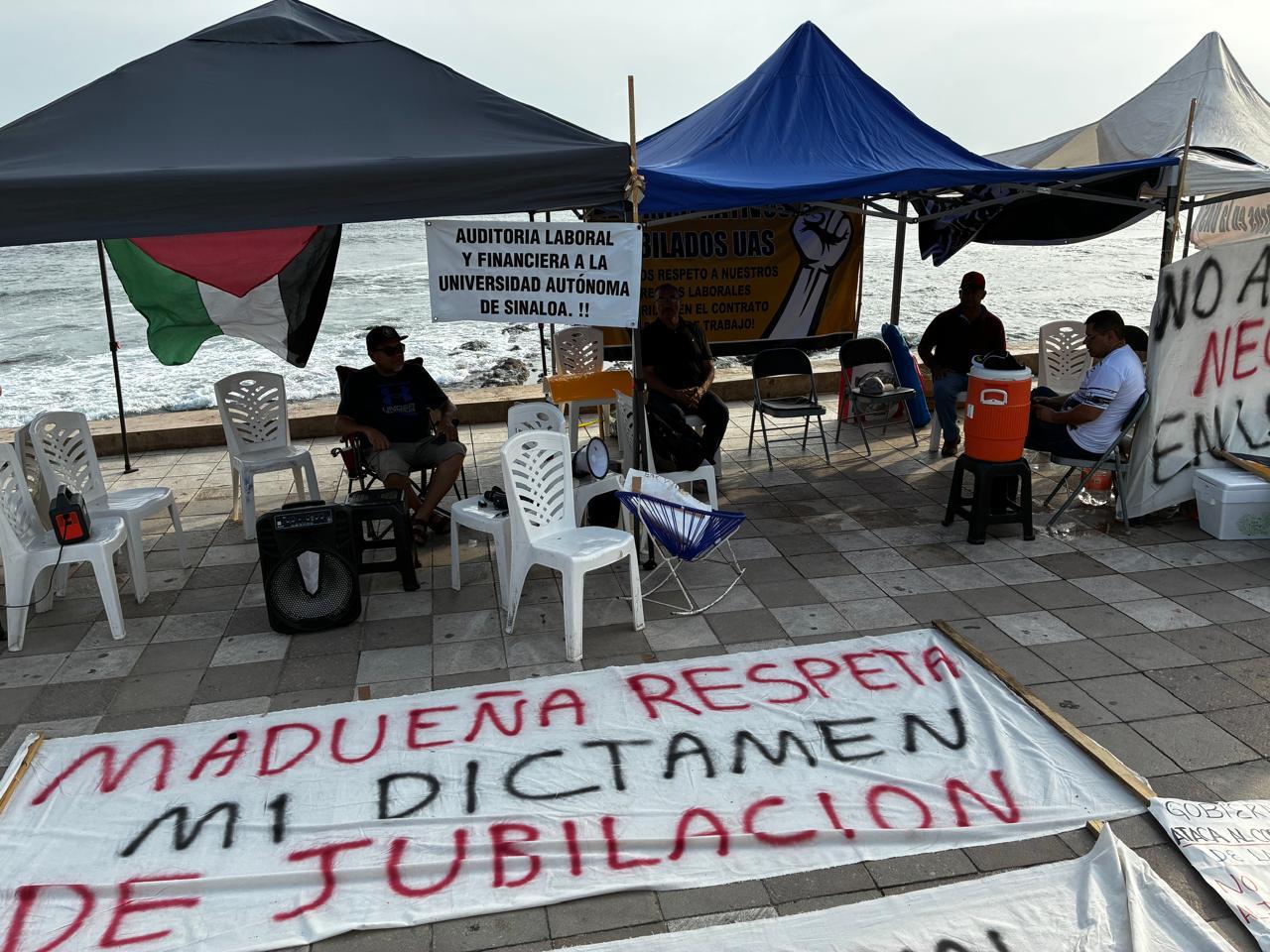 Plantón de jubilados de la UAS en Mazatlán, Sinaloa