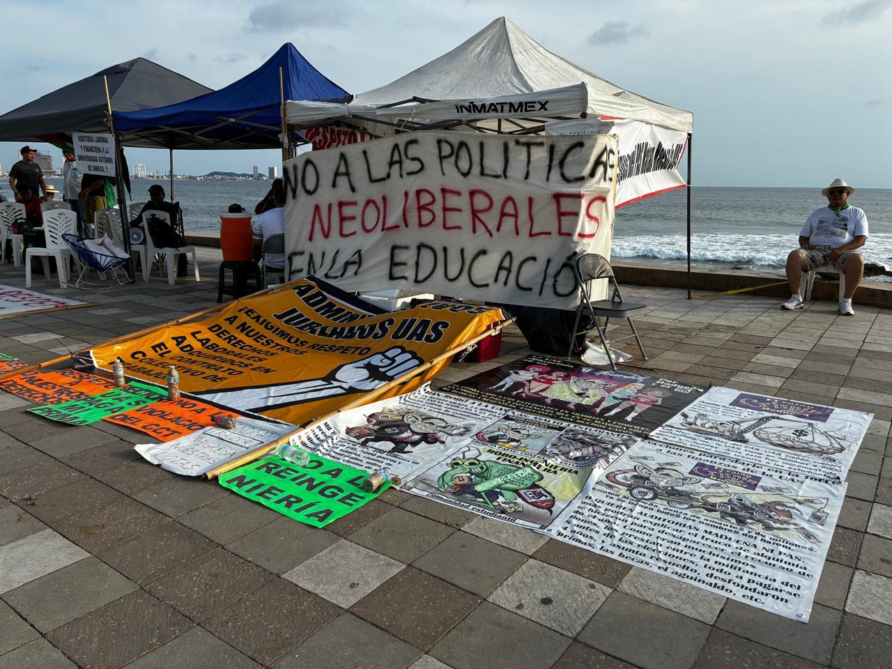 Plantón de jubilados de la UAS en Mazatlán, Sinaloa