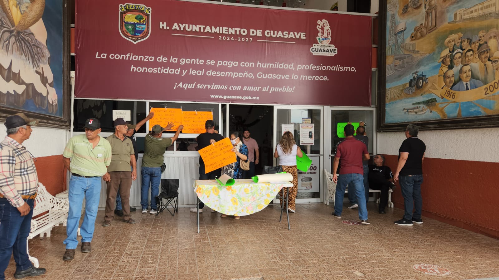 policias jubilados toman tesoreria de guasave ayuntamiento
