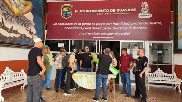 Policías jubilados toman Tesorería de Guasave, Sinaloa; denuncian mal uso de recursos y exclusión de apoyos estatales