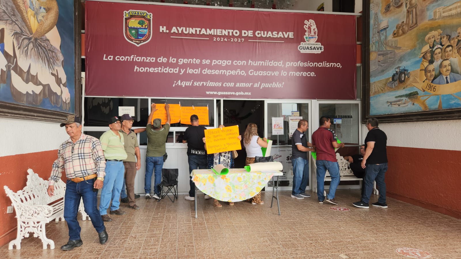 policias jubilados toman tesoreria de guasave inconformes