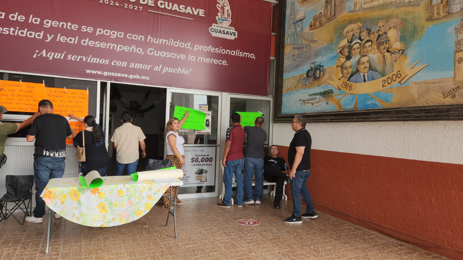 policias jubilados toman tesoreria de guasave lugar
