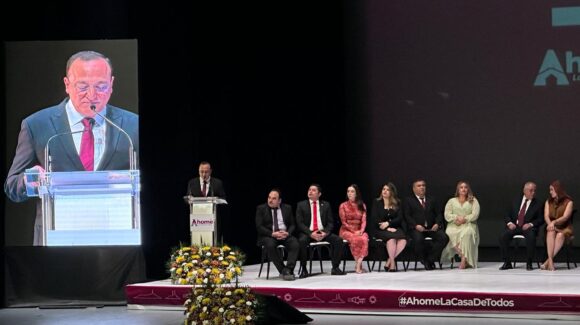 Antonio Menéndez presenta su primer informe de Gobierno ante ahomenses congregados en el Teatro Ingenio