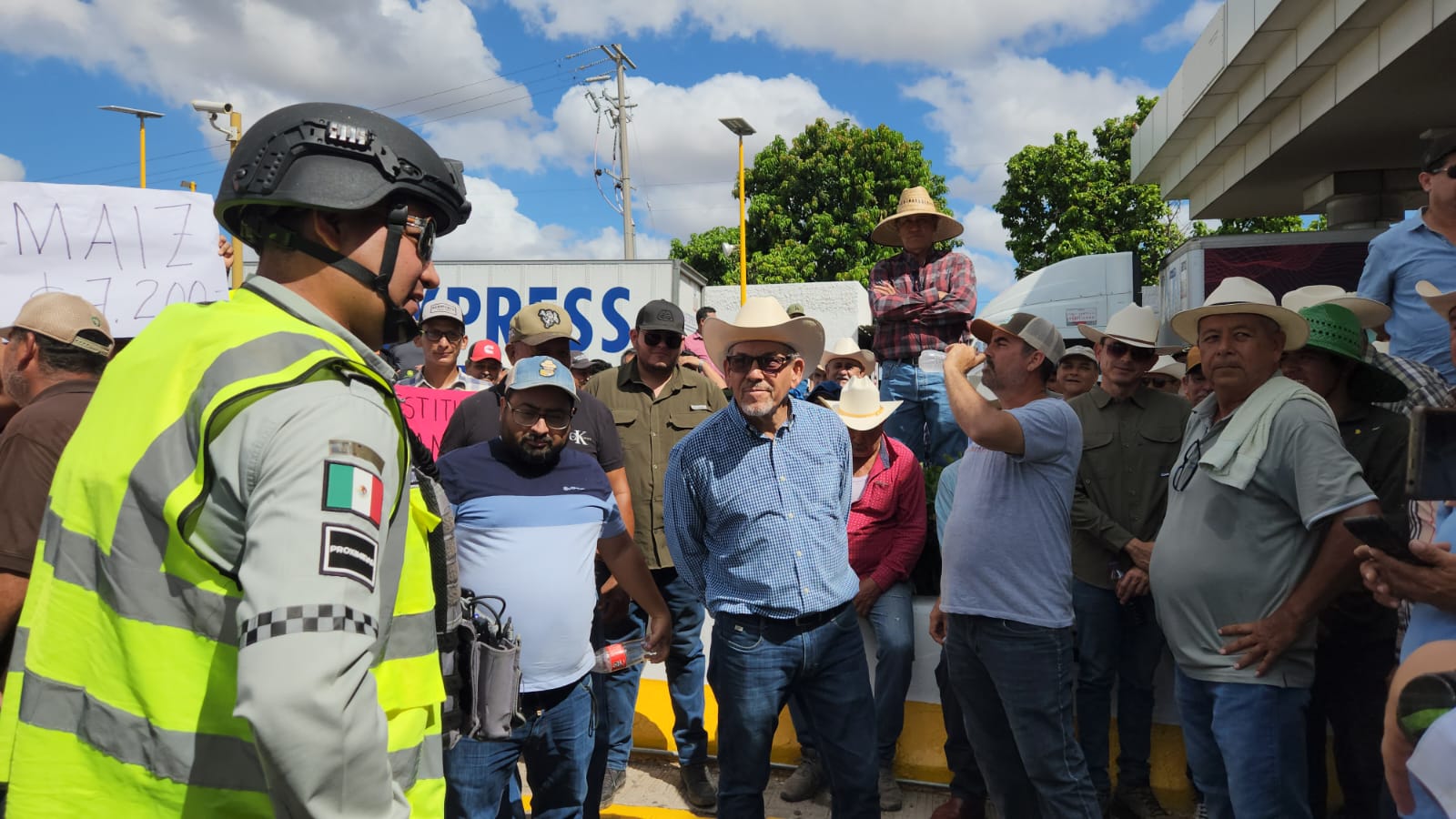 productores agrícolas de Guasave Sinaloa cerrando casetas