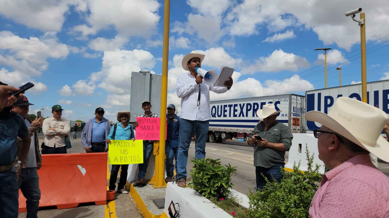 Productores agrícolas de Sinaloa en protesta en la caseta Cuatro Caminos