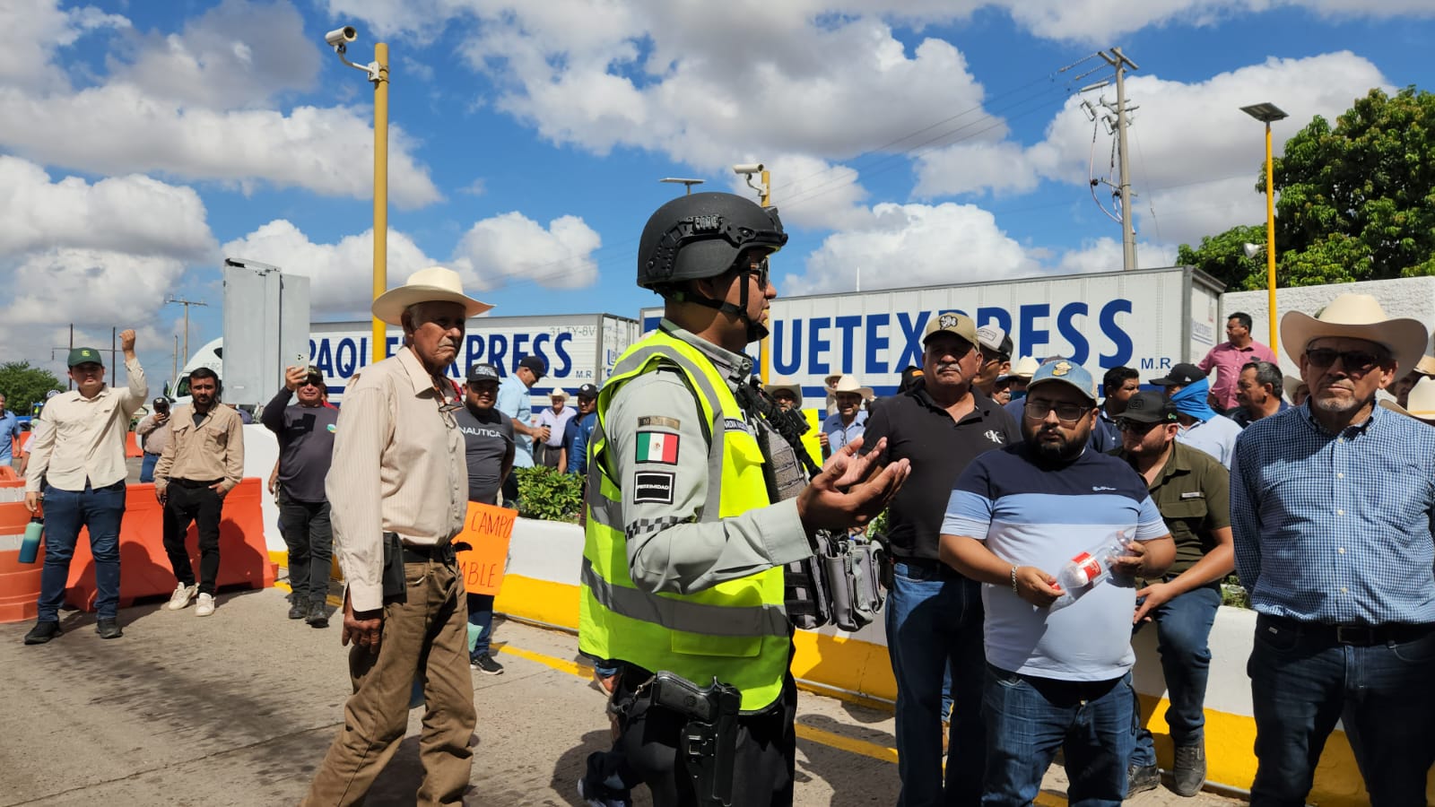 Productores agrícolas de Sinaloa en protesta en la caseta Cuatro Caminos
