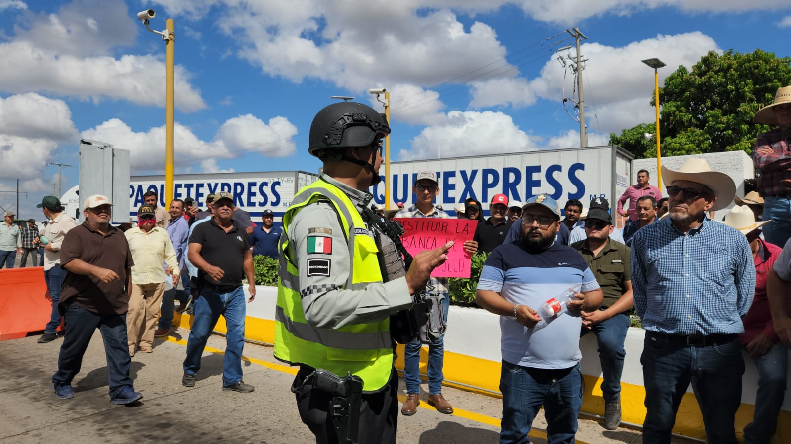 Productores agrícolas de Sinaloa en protesta en la caseta Cuatro Caminos