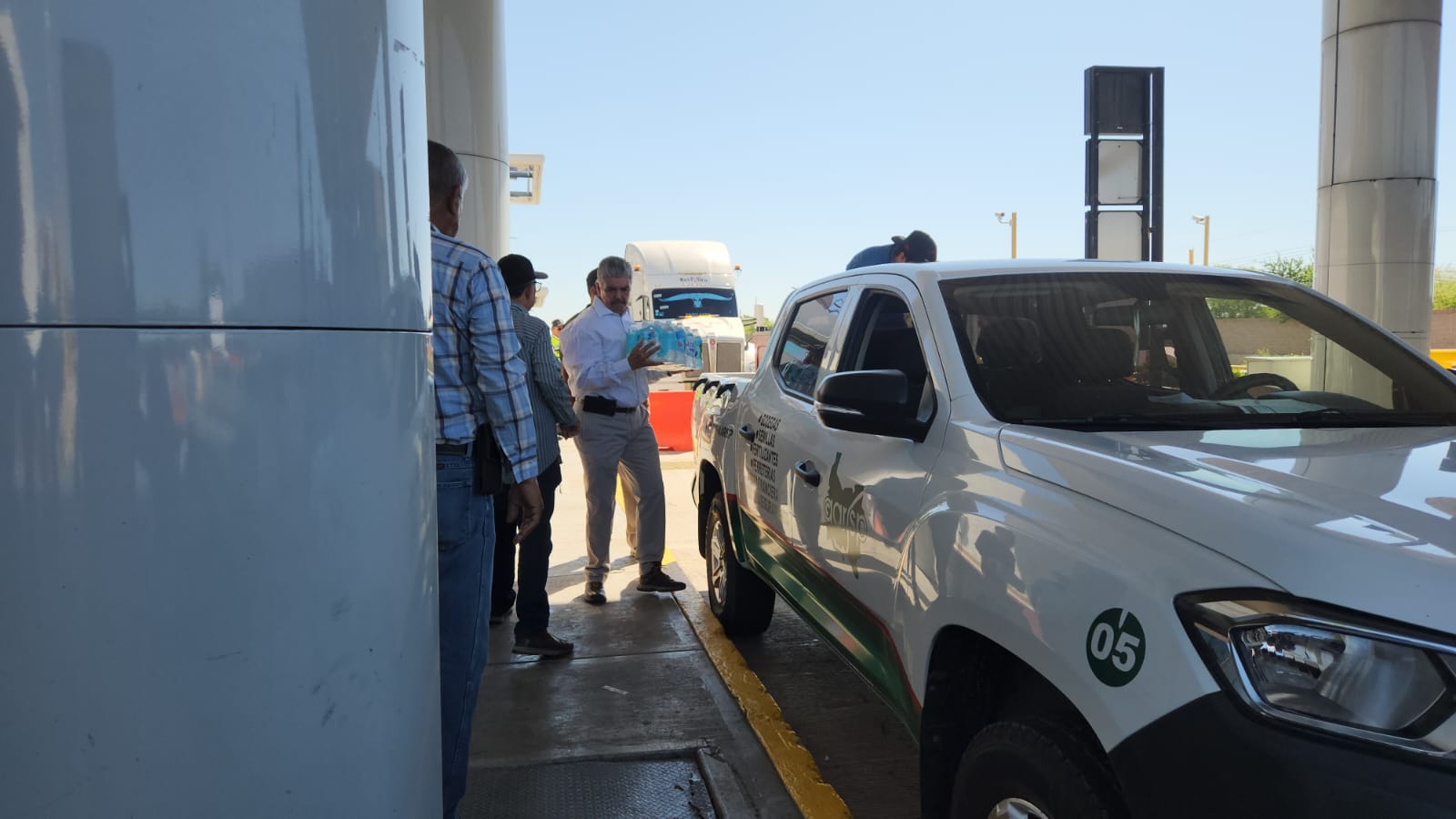 Teodoro López Menchaca y parte de su consejo directivo llevan agua y alimentos para los campesinos que mantienen tomada la caseta de Cuatro Caminos en Guasave