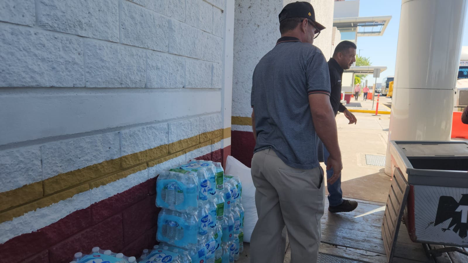 Teodoro López Menchaca y parte de su consejo directivo llevan agua y alimentos para los campesinos que mantienen tomada la caseta de Cuatro Caminos en Guasave