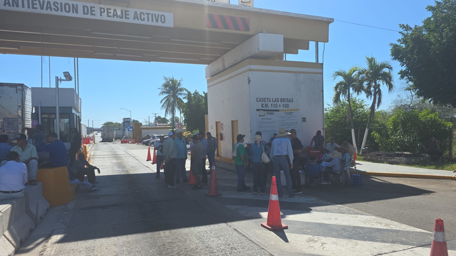 Productores agrícolas del municipio de Angostura mantienen por segundo día la liberación de la caseta Las Brisas