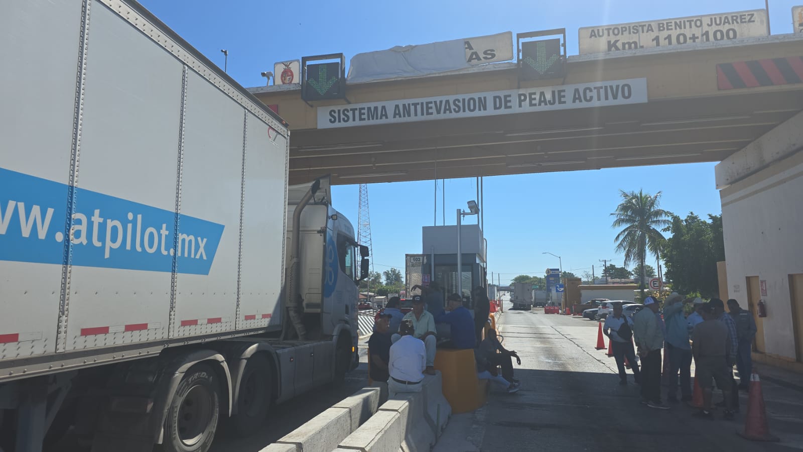 Productores agrícolas del municipio de Angostura mantienen por segundo día la liberación de la caseta Las Brisas