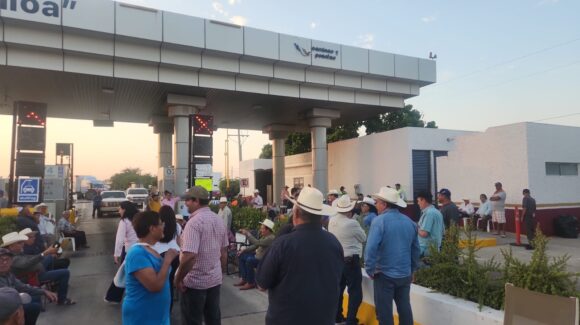 Falla el “trueque” y traileros bloquean totalmente la México 15 en Cuatro Caminos, Guasave, Sinaloa
