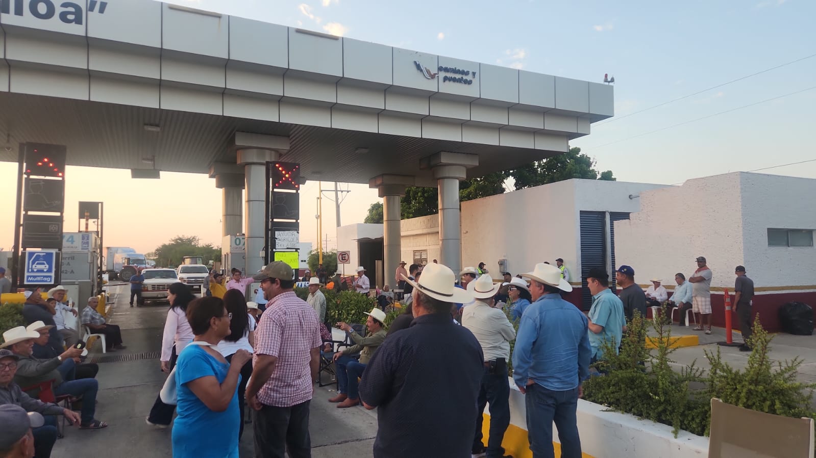 Productores agrícolas en protesta en caseta Cuatro Caminos, Guasave, Sin.