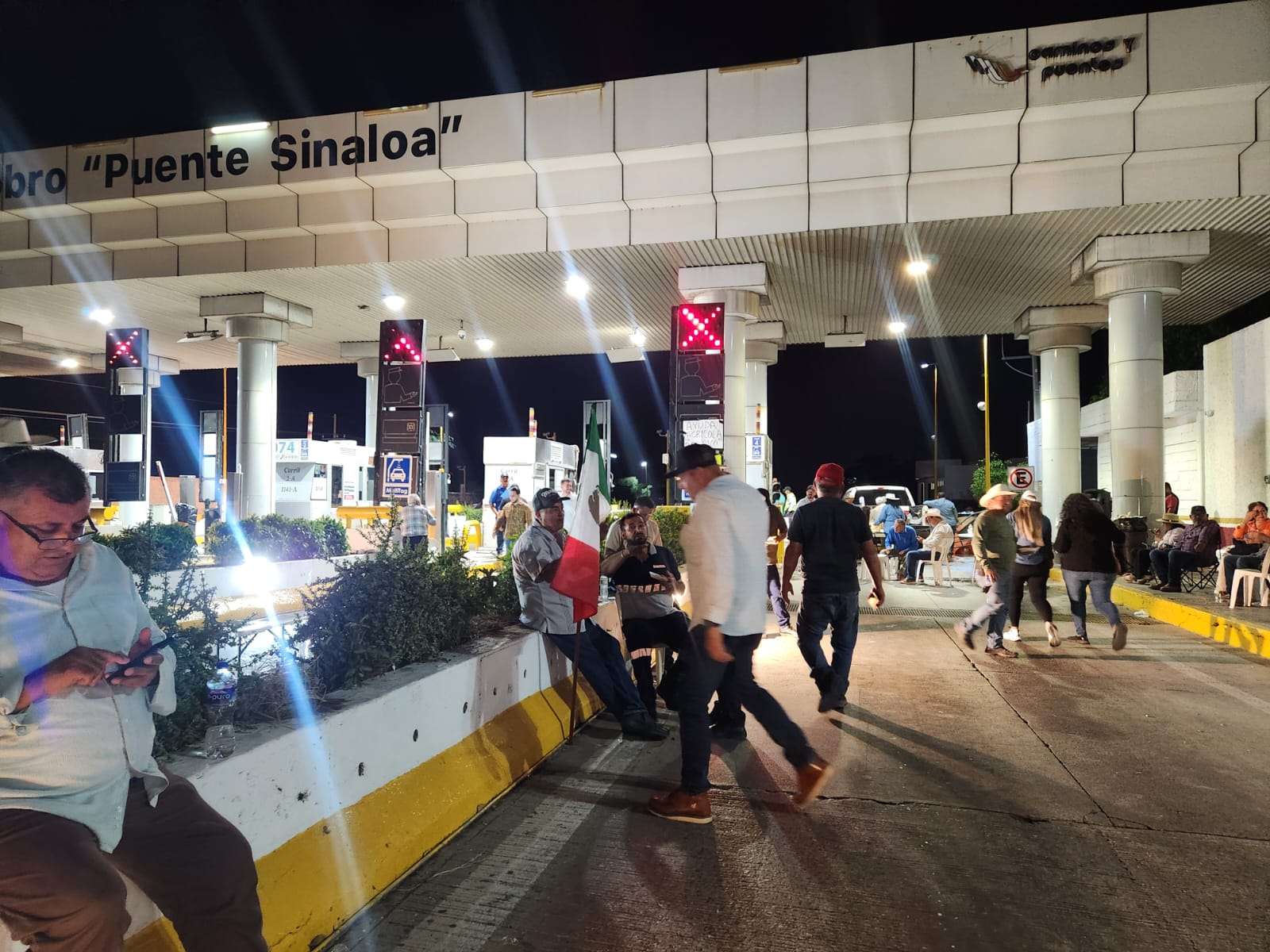 Productores agrícolas se retiran de manifestación en caseta de cobro de Cuatro Caminos, Guasave