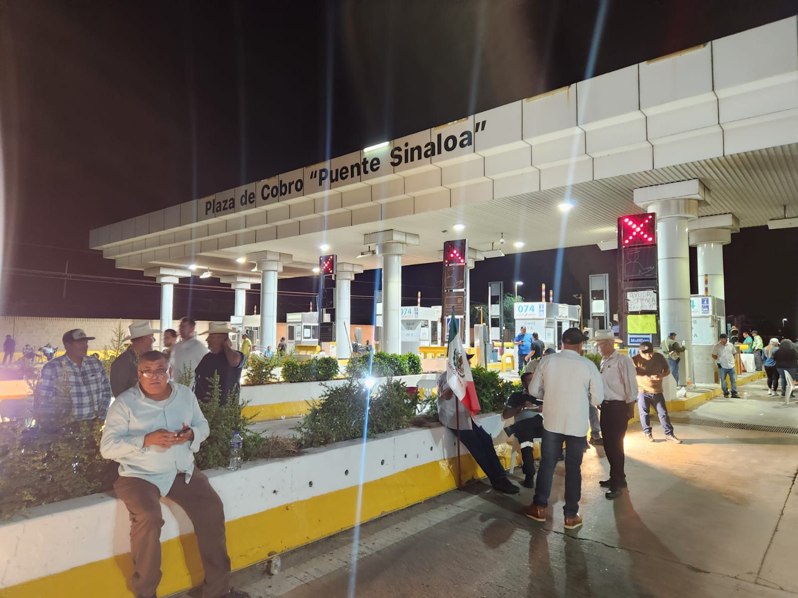 Productores agrícolas se retiran de manifestación en caseta de cobro de Cuatro Caminos, Guasave