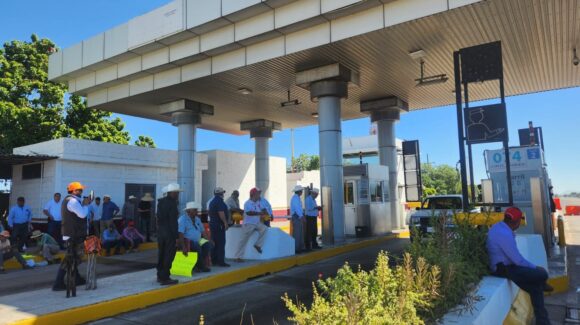 Fracasan negociaciones del precio del maíz blanco; productores mantendrán tomas de casetas en Sinaloa