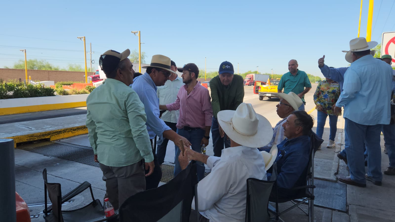 Siguen productores en toma de caseta de Cuatro Caminos, Guasave