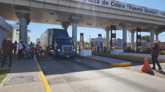 “Todo sube, menos el precio del maíz”: Productores cumplen segundo día de protesta en caseta de Cuatro Caminos, Guasave, Sinaloa