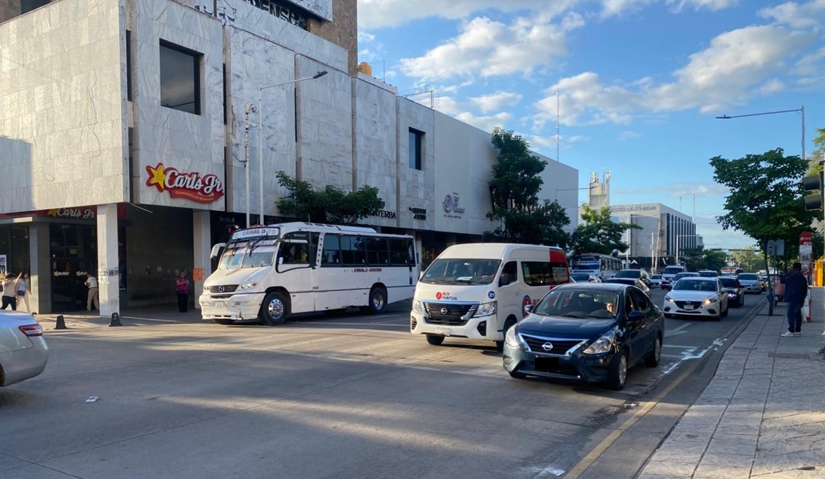 Productores agrícolas liberan la avenida Álvaro Obregón, en Culiacán