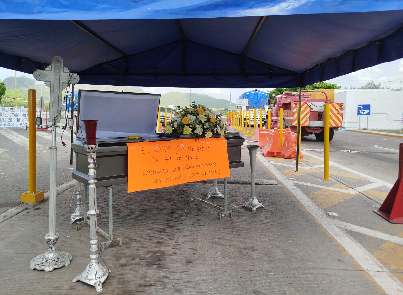 Productores llevan ataúd a manifestación en caseta de San Miguel