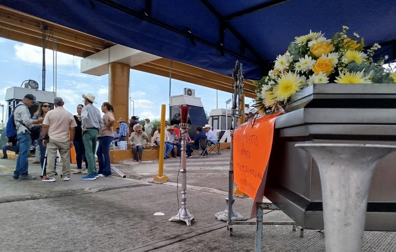 Productores llevan ataúd a manifestación en caseta de San Miguel