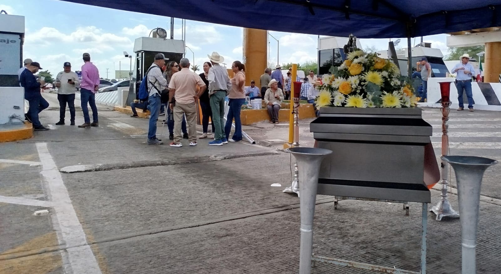 Productores llevan ataúd a manifestación en caseta de San Miguel