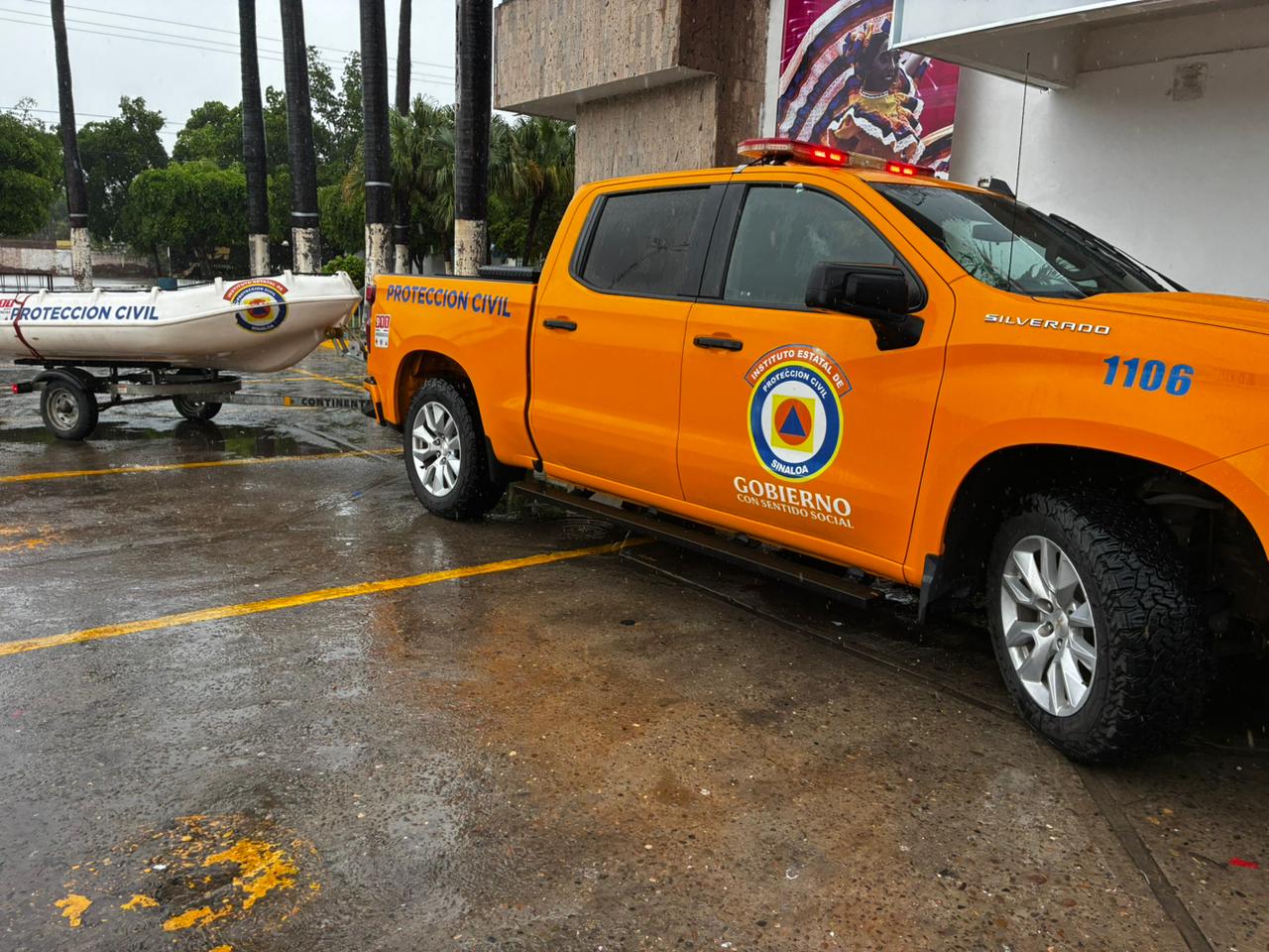 proteccion civil trabaja en los mochis ante las afectaciones de raymond
