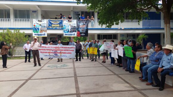 Protestan jubilados de la UAS en la Facultad de Derecho de Los Mochis, Sinaloa